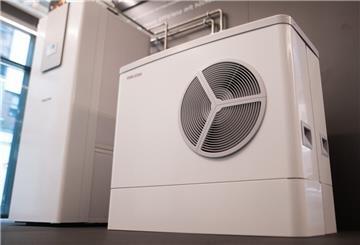 Eine Wärmepumpe von Stiebel Eltron steht in einem Ausstellungsraum.