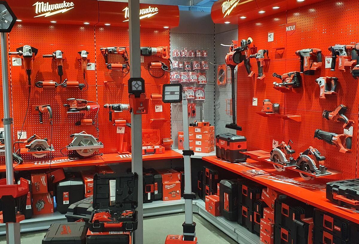 Bremerhaven: Großes Angebot und Fachberatung auf der Hausmesse der Firma ABC Werkzeuge von der Firma Milwaukee hängen an einem Regal