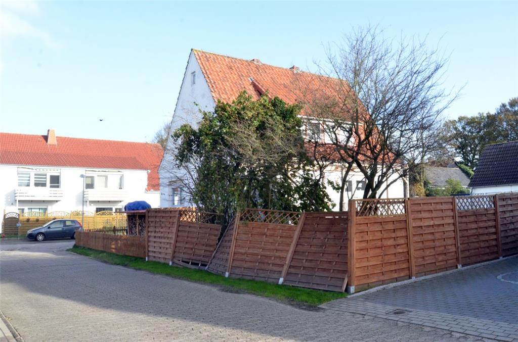 Auch vor privaten Zäunen, wie hier in Loxstedt, machte der Sturm nicht halt. Fot...
