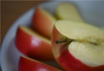 Ein aufgeschnittener Apfel liegt auf einem Obstteller. Der gesunde Obstklassiker gehört zu den beliebtesten Früchten und ist vielseitig verwendbar.