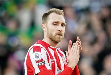 Auch wenn das Spiel verloren ging: Christian Eriksen vom FC Brentford applaudiert den Fans nach seinem Comeback und bedankt sich für den tollen Empfang.