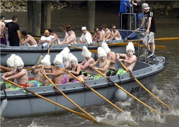 Auch wenn die Frisur sitzt: Gegen das Team "Götterkomplex" (hinten) hat das "Freikörper"-Boot keine Chance. 