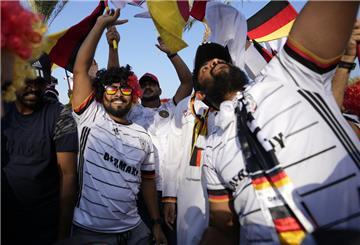 Deutsche Fans jubeln auf dem Flaggenplatz