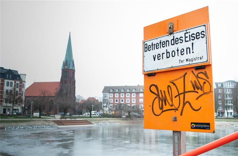 Auch wenn es einladend aussieht: Das Betreten des Eises im Holzhafen in Bremerhaven-Geestemünde ist verboten.