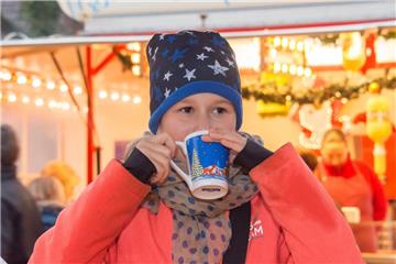 Auch wenn es nicht kalt war, so doch ungemütlich. Da schmeckt ein warmer Früchtepunsch.