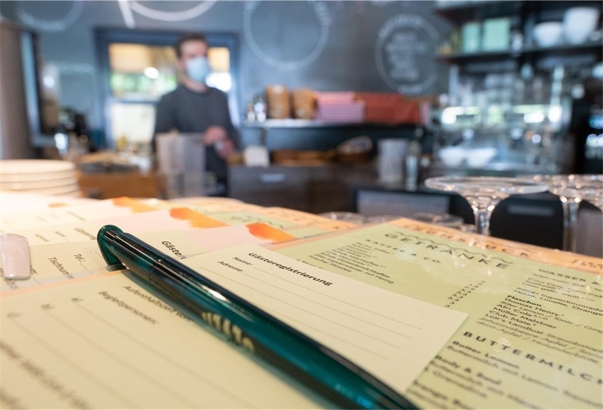 Auch wenn Gäste weiterhin ihre Kontaktdaten hinterlassen müssen, sind die neuen Lockerungen für viele Gastronomen ein Segen.