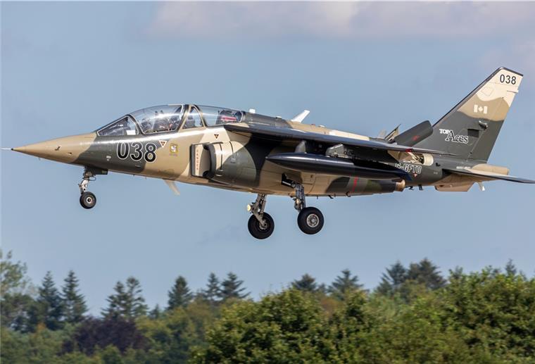 Auch wenn militärische Fluggeräte auf dem Marinefliegerhorst Nordholz ein gewohnter Anblick sind, wirkt dieses Kampfflugzeug vom Typ A-4 Skyhawk wie ein Exot. Weil der Heimatstützpunkt Wittmund saniert wird, ist die Flotte des Bundeswehr-Partners Top Aces vorübergehend auf den Zivilflughafen Nordholz gezogen.