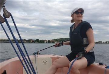 Auch wenn sich Julika Peschau hier gerade auf der Mecklenburger Seenplatte norddeutschen Wind um die Seglernase wehen lässt - nach ihrer Ausbildung in Berlin wird es die 29-Jährige in die große weite Diplomatenwelt ziehen.