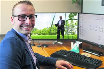 Auch wenn sich Sebastian Roux über das Datentempo auf dem Land ärgert und seinen Traum vom Informatikhaus im Grünen begraben hat – das Lachen ist dem Spiekaer deshalb nicht vergangen. Er hofft, an anderer Stelle in der Gemeinde einen neuen Standort zu finden.