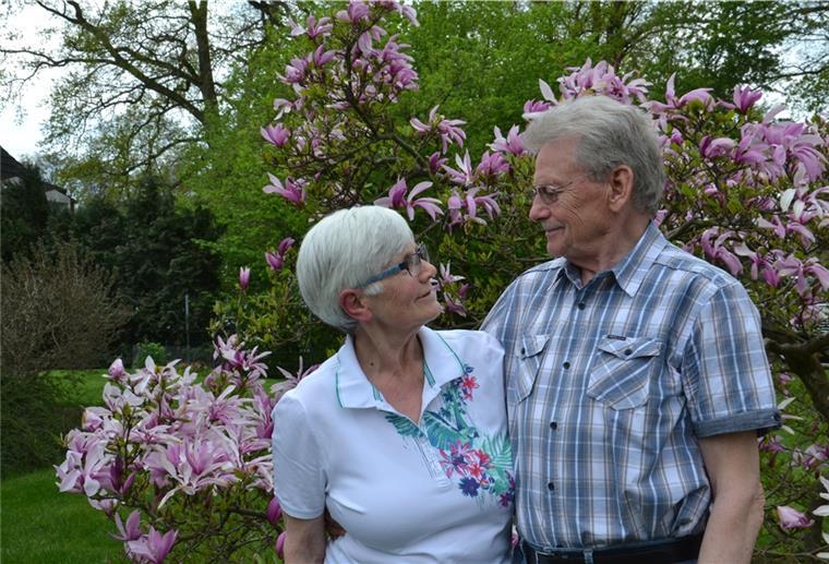 Ingeborg und Peter Middendorf stehen in ihrem Garten in Wehldorf vor einer Magnolie.