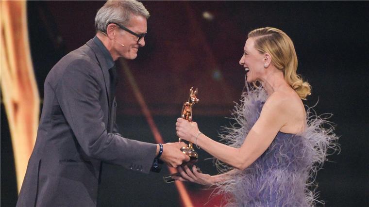 Auch wenn sie ihn nicht verstand, dankte Blanchett Götz Otto für die netten Worte. 