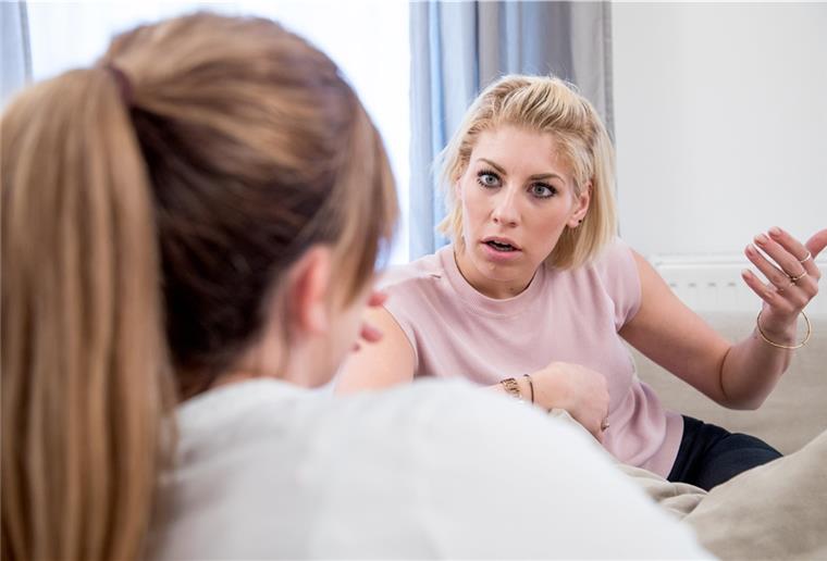 Streit unter Freunden: Das sagen Psychologen Auch wenn zwei Freundinnen in Streit geraten, sollten sie nicht aus den Augen verlieren, dass sie sich ja eigentlich sehr mögen.