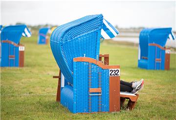 Blauer Strandkorb auf der grünen Wiese
