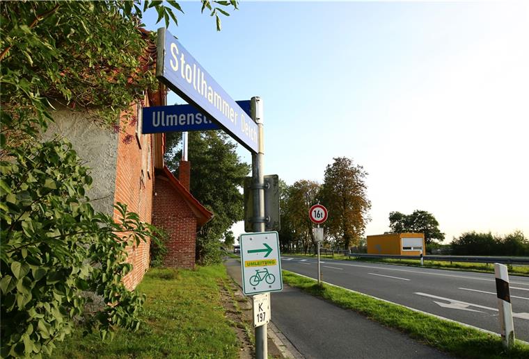 Lösung für Radweg bei Iffens gefunden Auch wer vom Radweg an der Ulmenstraße Richtung Iffens fahren möchte, kann nur am Stollhammer Deich weiterfahren. Das Umleitungsschild wurde allerdings bereits verdreht: Es zeigt Richtung Baustelle.