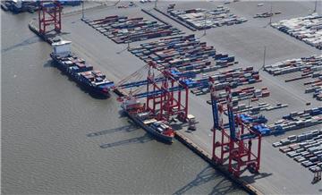 Auch Wilhelmshaven mit dem Jade-Weser-Port soll profitieren.  