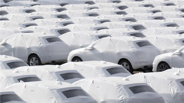 Audi-Fahrzeuge des Volkswagen Konzerns stehen im Hafen von Emden zur Verschiffung bereit.