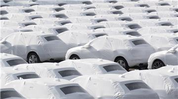 Audi-Fahrzeuge des Volkswagen Konzerns stehen im Hafen von Emden zur Verschiffung bereit.