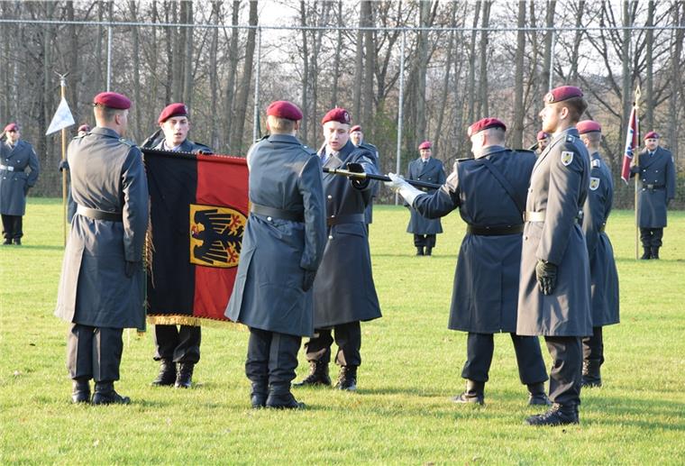 Auf Abstand sprachen vier Rekruten an der Truppenfahne beim Gelöbnis die Eidesformel.