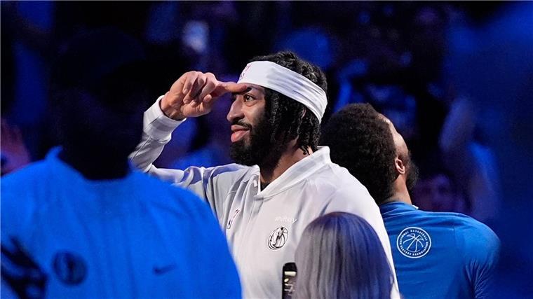 Mavs droht langer Davis-Ausfall - Schröder-Debüt erfolgreich Auf Anthony Davis lastet nach seinem Wechsel zu den Mavericks ein großer Druck.