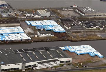 Auf beiden Seiten des Werfthafens in Bremerhaven stellt Amazon jetzt seine markanten hellblauen Auflieger ab. Derzeit füllt sich das Areal unten rechts.