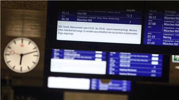 Auf Bildschirmen wird im Hauptbahnhof auf Beeinträchtigungen im Bahnverkehr hingewiesen.