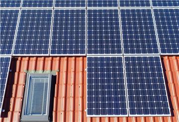 Auf Bremerhavens Dächern sollen mehr Solaranlagen, um die Klimaschutzziele einzuhalten.