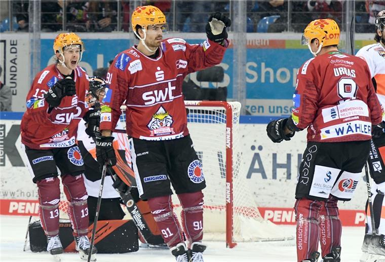 Auf das slowenische Trio um Ziga Jeglic (v. l), Miha Verlic und Jan Urbas können sich die Pinguins immer verlassen.