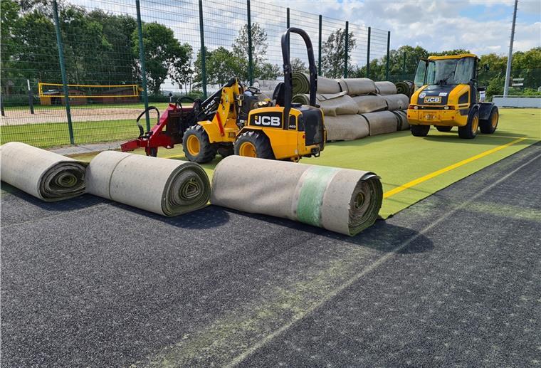 Abbehausen bekommt neuen Kunstrasenplatz Auf dem Abbehauser Sportplatz hat diese Woche die Sanierung des in die Jahre gekommenen Kunstrasenplatzes begonnen. Der alte Belag wurde abgenommen und die Elastizitätsschicht begutachtet.