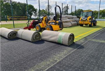Auf dem Abbehauser Sportplatz hat diese Woche die Sanierung des in die Jahre gekommenen Kunstrasenplatzes begonnen. Der alte Belag wurde abgenommen und die Elastizitätsschicht begutachtet. 