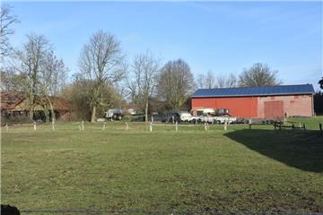 Auf dem Areal an der Eichenstraße, auf dem die Lagerhalle (rechts im Bild) steht, könnte das Wohnster Dorfgemeinschaftshaus stehen. Noch aber ist man dabei, Ideen für die Nutzung des Hauses zu sammeln.