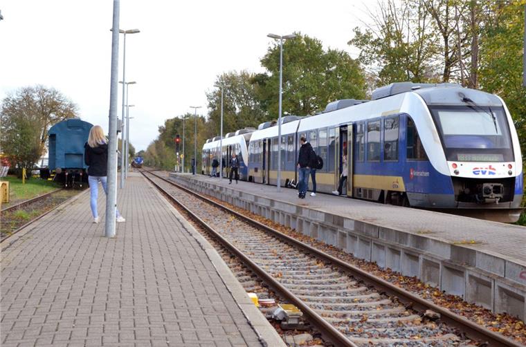 Für 950.000 Euro: Bahnhöfe in Schiffdorf sollen saniert werden Auf dem Bahnhof in Geestenseth (Schiffdorf) ist vorgesehen, die beiden Bahnsteige in westlicher Richtung zu verlängern und moderne Informationsanlagen, Unterstände und Fahrradständer zu installieren