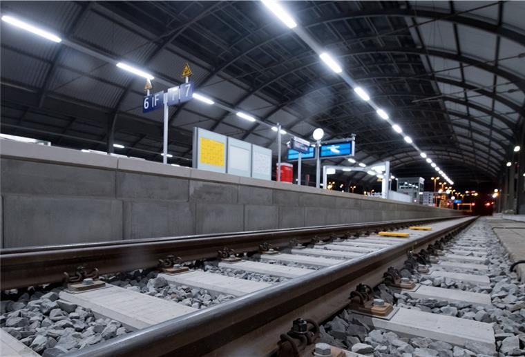 Ein Gleisbett an einem Bahnhof