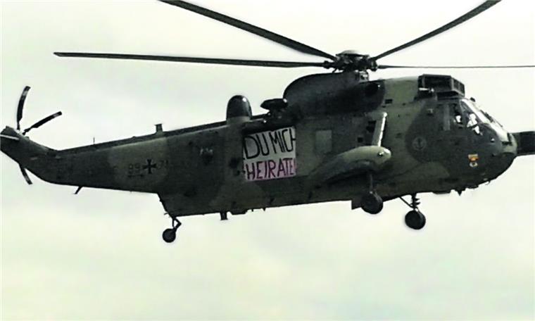 Ein ganz besonderer Heiratsantrag auf dem Tag der Bundeswehr Auf dem Banner am Hubschrauber stand: "Anne, willst du mich heiraten?"