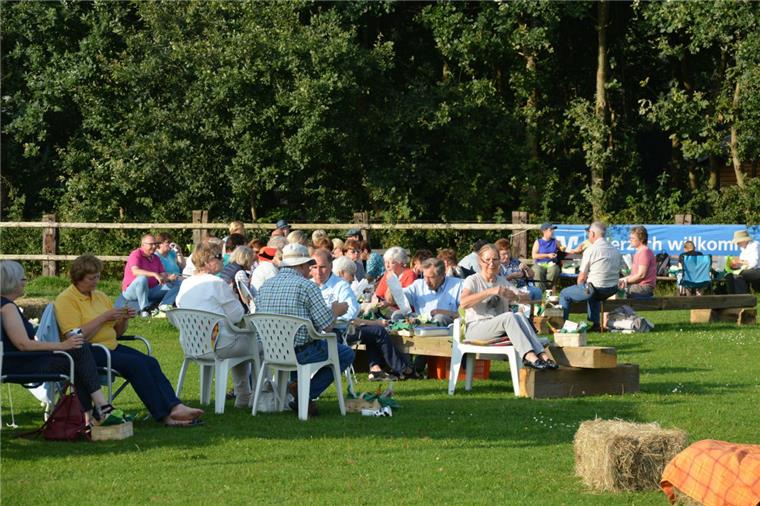 Zuschauer strömen zu Picknick und Kino auf dem Bauernhof in Wehden Auf dem Bauernhof Kahrs in Wehden genossen 450 Zuschauer Picknick und Kino auf dem Hof.