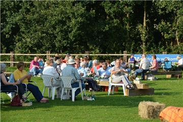 Auf dem Bauernhof Kahrs in Wehden genossen 450 Zuschauer Picknick und Kino auf dem Hof.