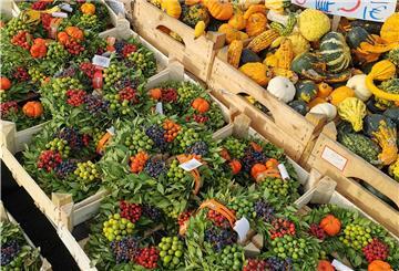 Auf dem Bauernmarkt gibt es natürlich auch Kürbisse und herbstliche Kränze. 