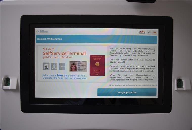 Für ein „Selfie“ ins Rathaus: Neuer Service für Beverstedter Auf dem Begrüßungsbildschirm werden jedem Nutzer die grundlegenden Funktionen des Automaten erklärt.