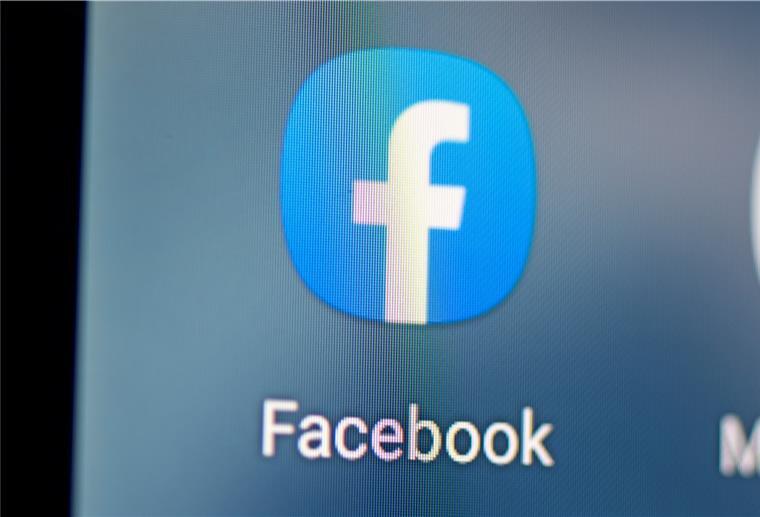 Ukraine-Krieg: Facebook und Twitter schränken Dienste ein Auf dem Bildschirm eines Smartphones sieht man das Logo der App Facebook. Der Facebook-Konzern Meta verbietet russischen Staatsmedien nun, in dem sozialen Netzwerk weltweit Anzeigen zu schalten.