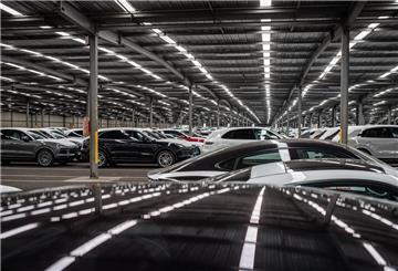 Auf dem BLG-Autoterminal in Bremerhaven wurden im vergangenen Jahr elf Millionen Euro Verlust erwirtschaftet. Nun müssen die Tarifpartner ausloten, ob Inflationsausgleich und Lohnzuschläge womöglich die Kosten weiter in die Höhe treiben. Foto: Hartmann
