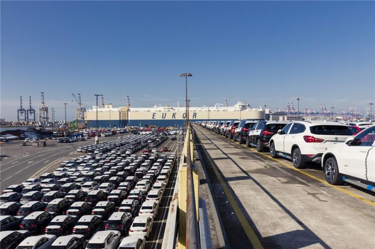 Auf dem Bremerhavener Autoterminal werden 170 neue Arbeitsplätze geschaffen. Familienfreundliche Arbeitszeiten sollen besonders für Frauen interessant sein.