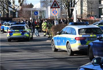 Fahrzeuge der Polizei stehen am Gelände der Heidelberger Universität. 