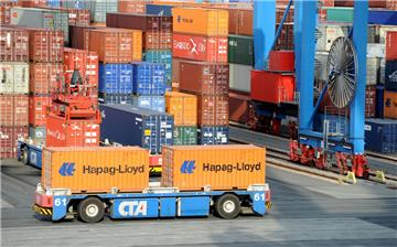 Auf dem Containerterminal Altenwerder in Hamburg transportieren automatische Fahrzeuge die Container. Menschenleere Terminals werde es aber in Zukunft nicht geben, sagt die Umschlagsgesellschaft HHLA. 