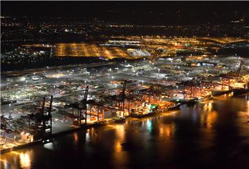 Auf dem Containerterminal von Eurogate wird bereits umweltschonende LED - Beleuchtung eingesetzt.