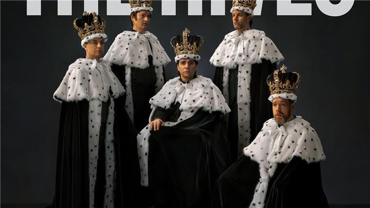 The Hives servieren einen „Volltreffer mitten ins Gesicht“ Auf dem Cover ihres neuen Albums „The Hives Forever Forever The Hives“ posieren „Howlin‘“ Pelle Almqvist und Co. als Könige mit Krone und (sicherlich falschem) Hermelinpelz.