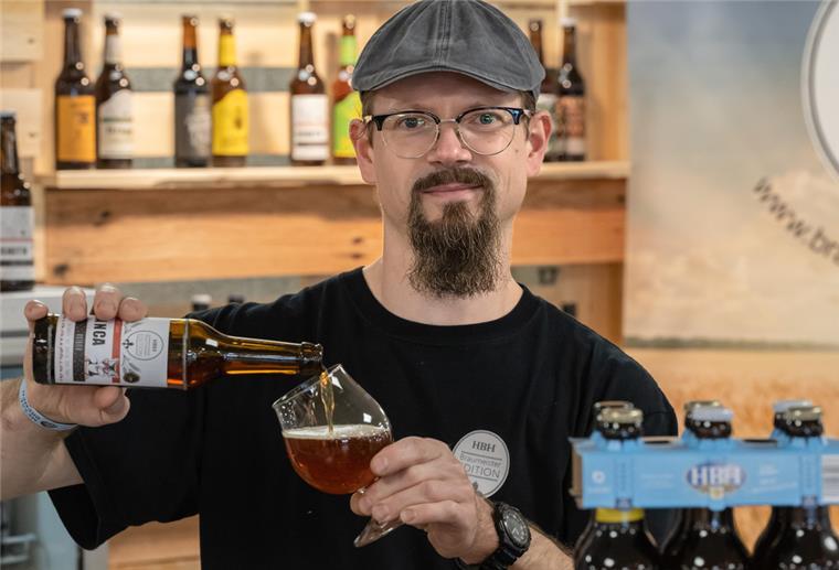 Bremen: Messen bieten Infos rund um die Themen Reisen und Genuss Auf dem Craft Beer Event im Rahmen der Fisch&Feines stellen Brauer viele interessante Biersorten vor, zum Beispiel ein Rotbier namens „Bianca“.