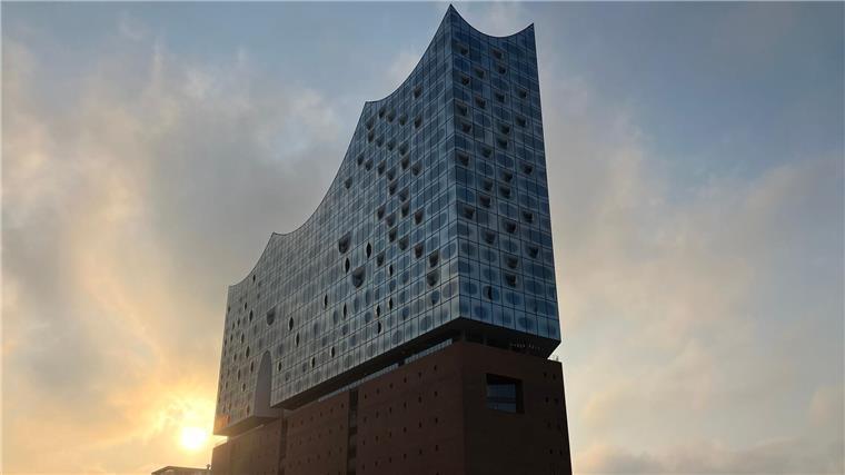Auf dem Dach der Elbphilharmonie hat Extrem-Sportler Fabio Wibmer mit seinem Rad einen Rückwärtssalto gemacht.