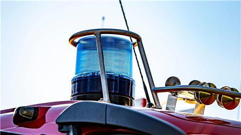 Auf dem Dach eines Einsatzfahrzeugs der Feuerwehr ist ein Blaulicht zu sehen.