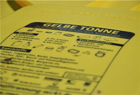 Auf dem Deckel einer Gelben Tonne zur Entsorgung von Verpackungsmüll sind Hinweise zur korrekten Nutzung zu lesen. 