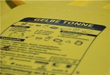 Auf dem Deckel einer Gelben Tonne zur Entsorgung von Verpackungsmüll sind Hinweise zur korrekten Nutzung zu lesen. 