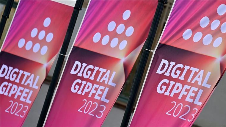 Bundesregierung will „vernünftige“ KI-Regulierung Auf dem Digital-Gipfel der Bundesregierung diskutieren rund 1000 Teilnehmer aus Politik, Wirtschaft, Wissenschaft und der Zivilgesellschaft über eine Umsetzung der digitalen Transformation.
